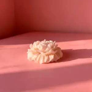 Фігурна свічка HARMONI Півонія